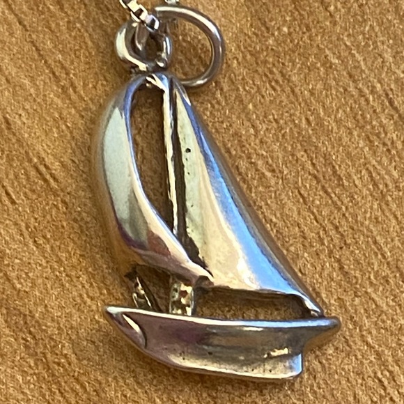 Vintage Jewelry - Beautiful vintage 925 sterling silver sailboat necklace